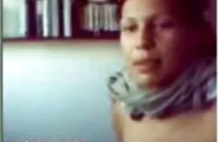 Az ujjak megkötik a férje kutyáját, hogy összetörjék ingyenpina a széket