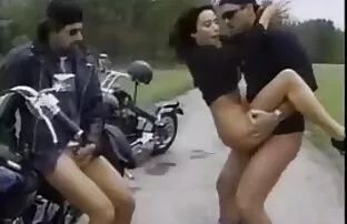 Egy fiatal nő kis rejtett kameras maszti adott három férfi