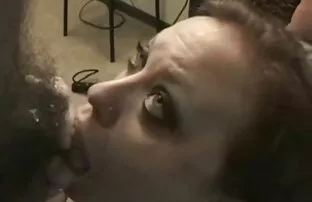 A lány bement megeroszakolos porno egy furcsa házba, majd kihasználta