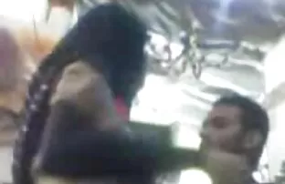 Két gyerek táncol az ingyen stex endoszkóp kamera előtt